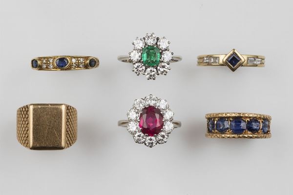 Lotto composto da sei anelli con smeraldi, zaffiri, diamanti ed un rubino sintetico