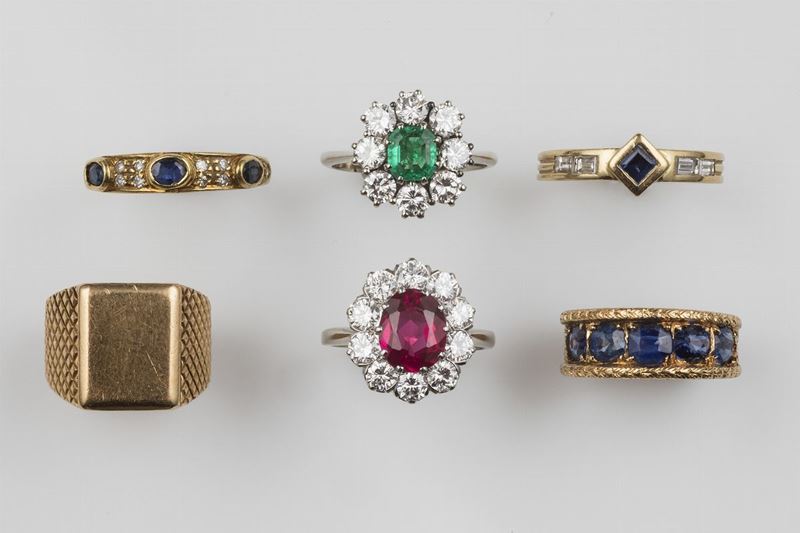 Lotto composto da sei anelli con smeraldi, zaffiri, diamanti ed un rubino sintetico  - Asta Asta a Tempo Gioielli - Cambi Casa d'Aste