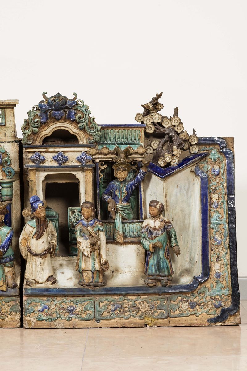 Grande Frontale di Tempio in Grès Smaltato con Scene di Vita Comune e Personaggi a Bassorilievo, ...