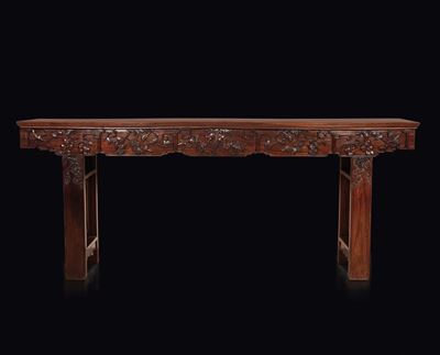 Importante Consolle in Legno di Homu con Decoro Naturalistico, Cina, Dinastia Qing, XIX Secolo