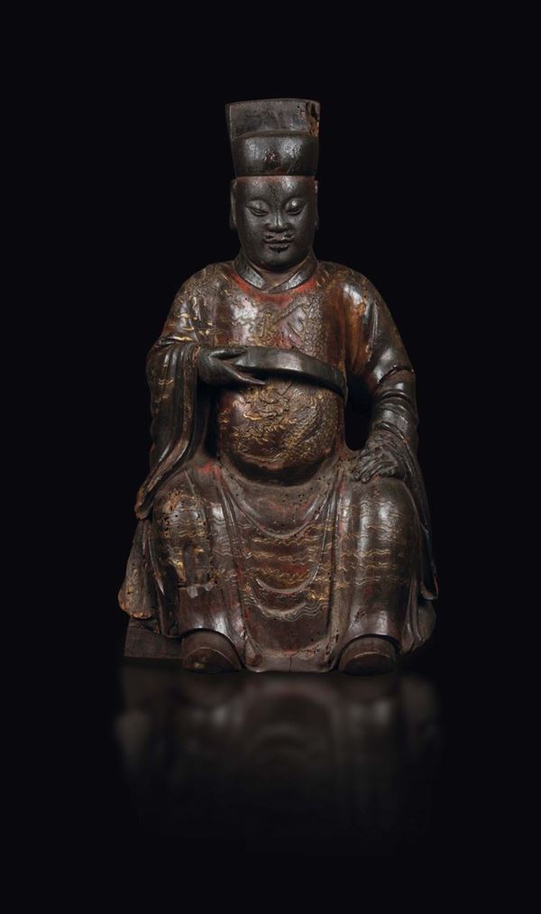Figura di dignitario seduto in legno laccato e dorato, Cina, Dinastia Ming, XVI secolo