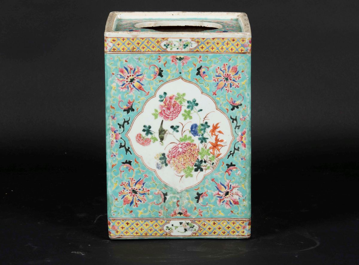 Poggiatesta in Porcellana Famiglia Rosa con Decori Floreali Entro Riserve, Cina, Dinastia Qing, X...