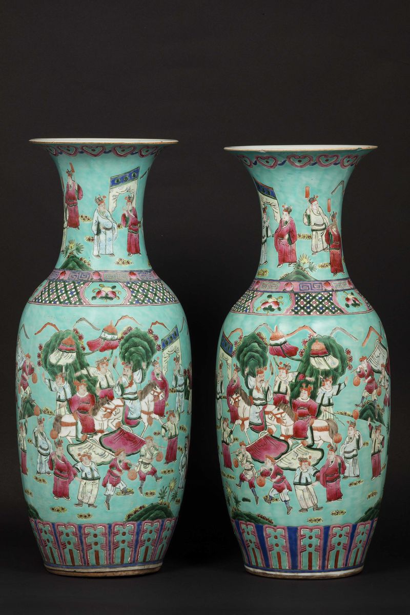 Coppia di Vasi in Porcellana Canton con Scene di Vita di Corte, Cina, Dinastia Qing, XIX Secolo