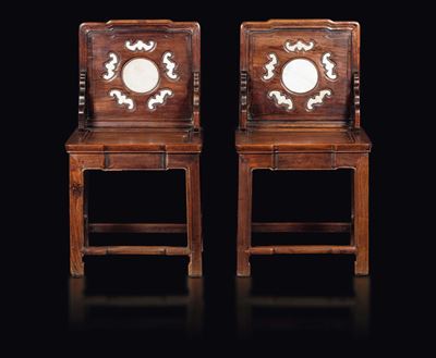 Coppia di Sedie in Legno di Homu con Inserti in Marmo Lungo lo Schienale, Cina, Dinastia Qing, XI...