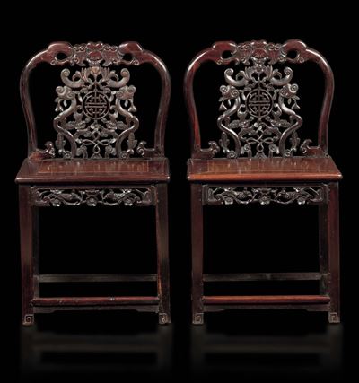 Coppia di Sedie in Legno di Homu con Motivi Vegetali e Simboli, Cina, Dinastia Qing, XIX Secolo