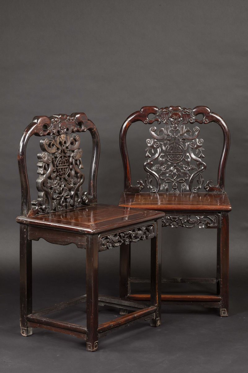 Coppia di Sedie in Legno di Homu con Motivi Vegetali e Simboli, Cina, Dinastia Qing, XIX Secolo