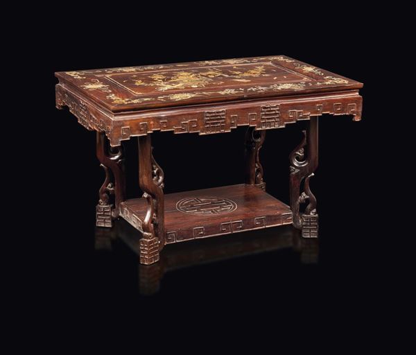 Tavolino in legno di Homu con inserti in madreperla e raffigurazioni naturalistiche, Cina, Dinastia Qing, XIX secolo