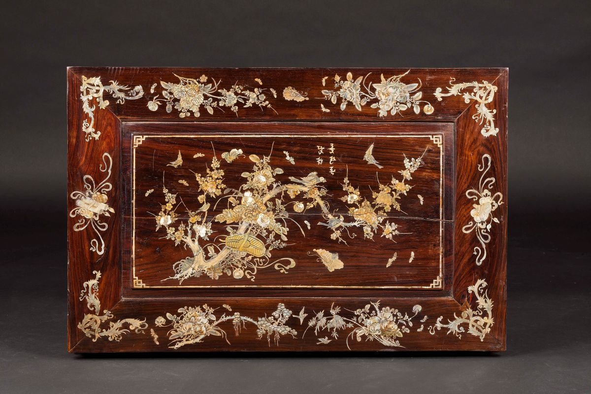 Tavolino in Legno di Homu con Inserti in Madreperla e Raffigurazioni Naturalistiche, Cina, Dinast...