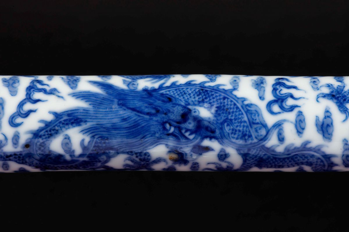 Pipa da Oppio in Porcellana Bianca e Blu con Decoro di Draghi e Carica in Celadon, Cina, Dinastia...