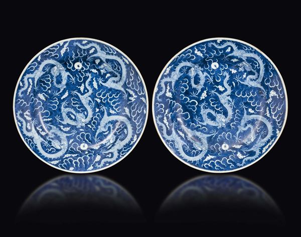 Coppia di piatti in porcellana bianca e blu con decoro a cinque draghi tra le nuvole, Cina, Dinastia Qing, marchio e del periodo Kangxi (1662-1722)