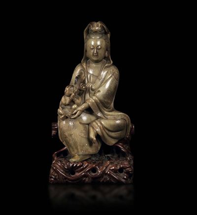 Rara Figura di Guanyin con Bambino Finemente Incisa in Saponaria, Cina, Dinastia Qing, Epoca Qian...