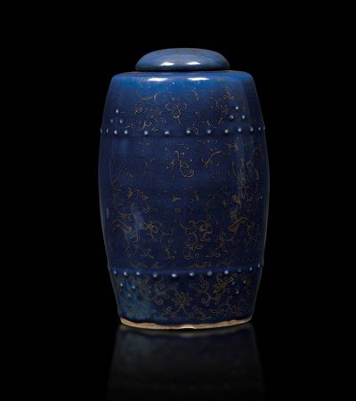 Vaso con Coperchio in Porcellana a Fondo Blu con Decoro Oro a Motivo Naturalistico, Cina, Dinasti...