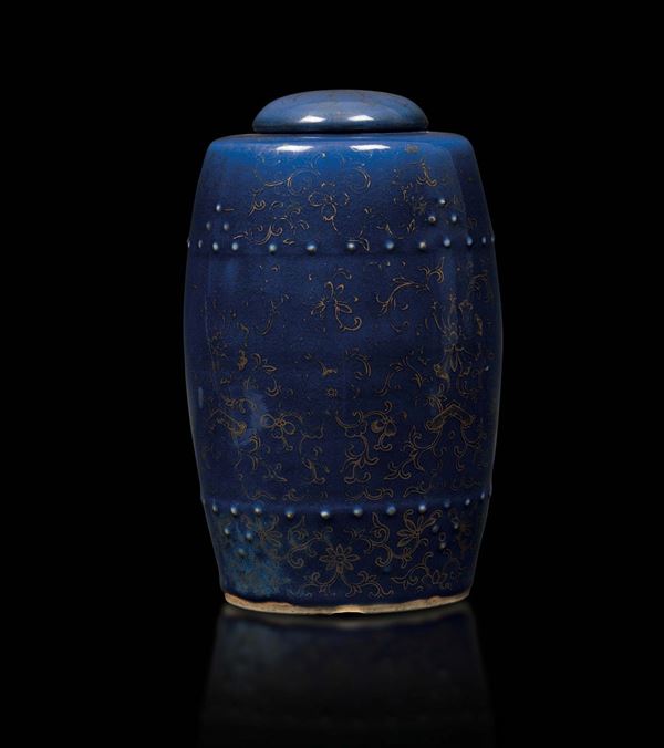 Vaso con coperchio in porcellana a fondo blu con decoro oro a motivo naturalistico, Cina, Dinastia Qing, epoca Guangxu (1736-1796)