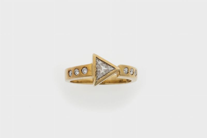Faraone. Anello con diamante taglio triangolo  - Asta Fine Jewels - Cambi Casa d'Aste