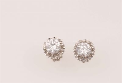 Coppia di Diamanti Taglio Brillante di Ct 1,39 e 1,44, Colore F e E, Caratteristiche Interne Vs1 ...