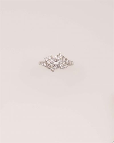 Anello con Diamante Centrale di Ct 1,32 e Diamanti a Contorno
