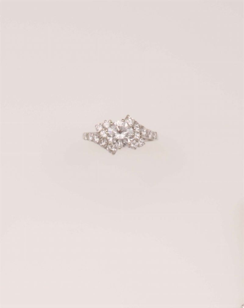 Anello con diamante centrale di ct 1,32 e diamanti a contorno  - Asta Fine Jewels - Cambi Casa d'Aste