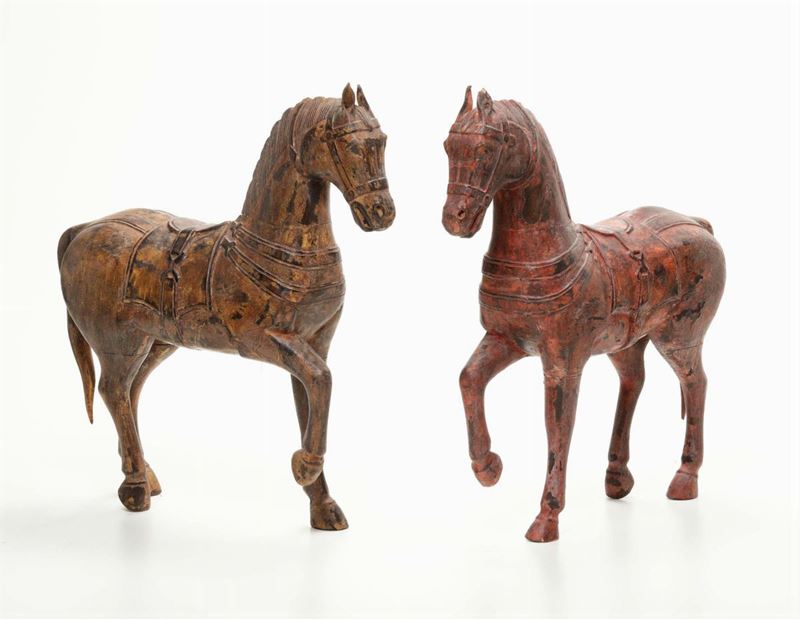 Due cavalli in legno intagliato e dipinto, XIX-XX secolo  - Asta Antiquariato - I - Cambi Casa d'Aste