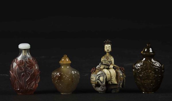Lotto composto da quattro snuff bottles in materiali diversi: agata, occhio di tigre, avorio e vetro, Cina, inizio XX secolo