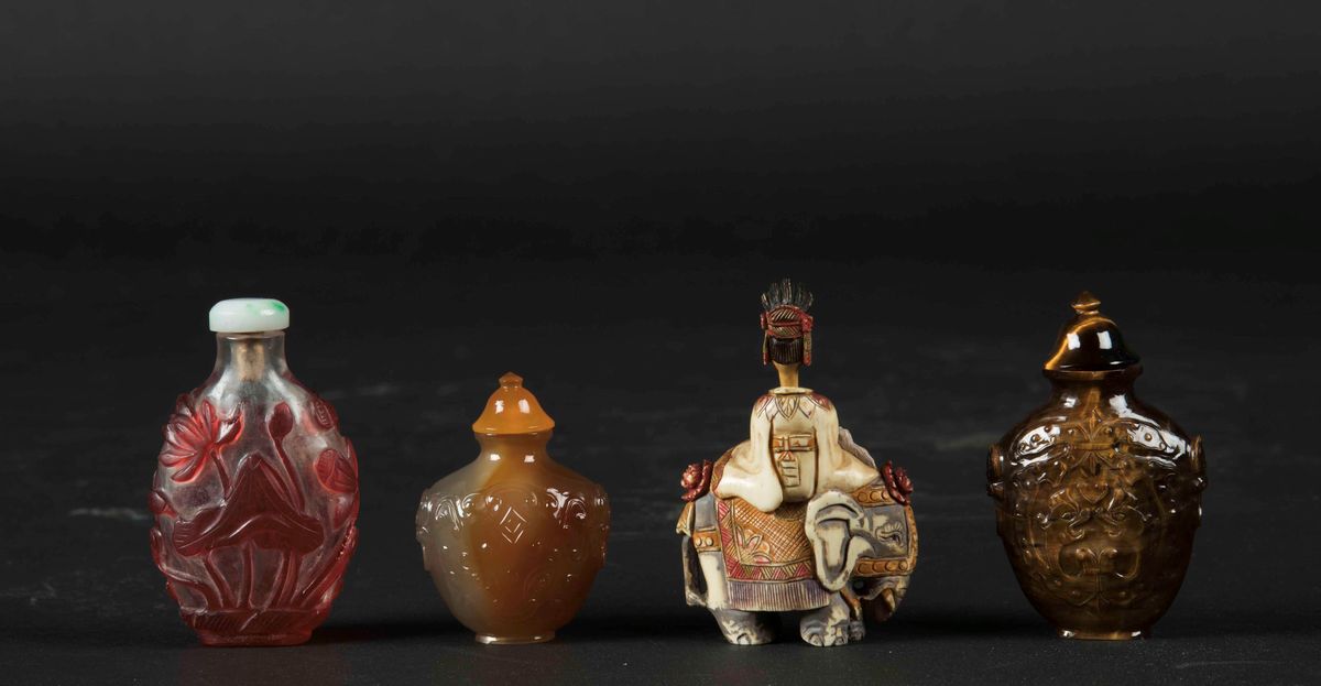 Lotto Composto da Quattro Snuff Bottles in Materiali Diversi: Agata, Occhio di Tigre, Avorio e Ve...