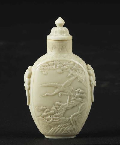 Snuff Bottle Scolpita in Avorio con Figure di Gru Entro Paesaggio, Cina, Dinastia Qing, XIX Secol...