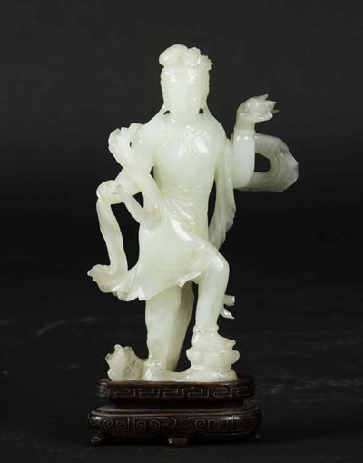 Figura di Guanyin con Conchiglia Scolpita in Giada Bianca, Cina, Inizio XX Secolo