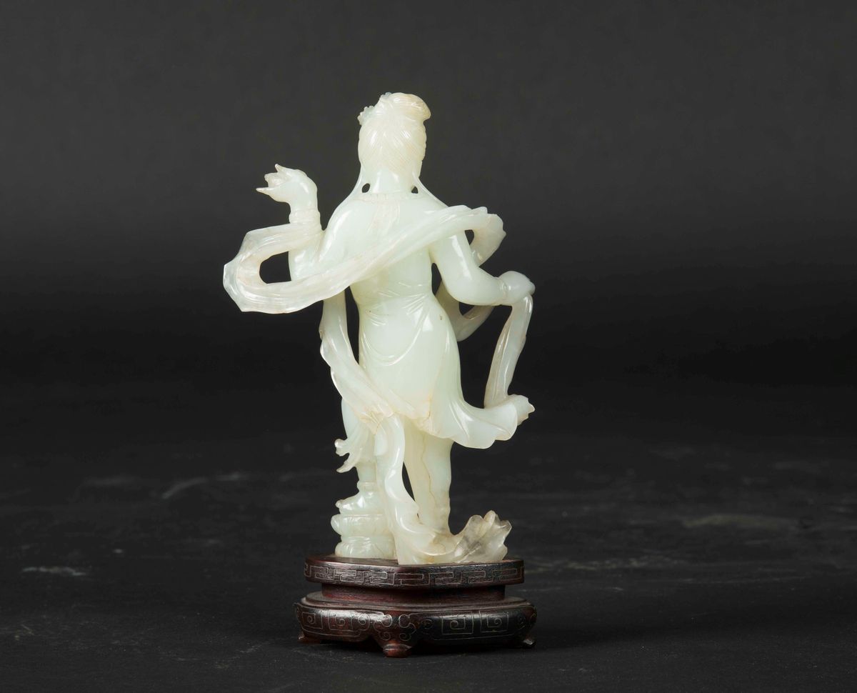 Figura di Guanyin con Conchiglia Scolpita in Giada Bianca, Cina, Inizio XX Secolo