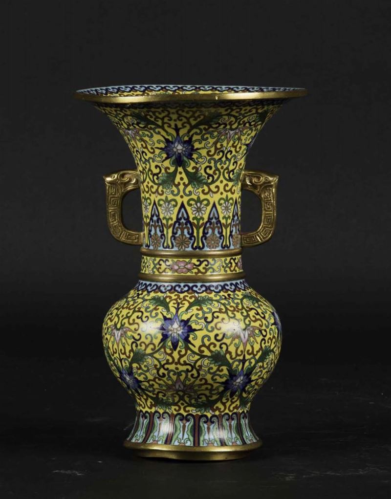 A cloisonné glazed vase with a decor of lotus flowers, China, Qing Dynasty, late 19th century  - Auction Oriental Art - Cambi Casa d'Aste