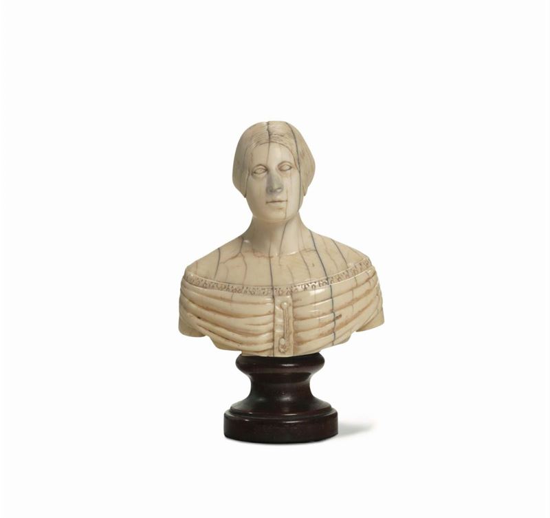 Busto muliebre in avorio su base in legno tornito. Francia Dieppe XIX secolo  - Asta Scultura e Oggetti d'Arte - Cambi Casa d'Aste