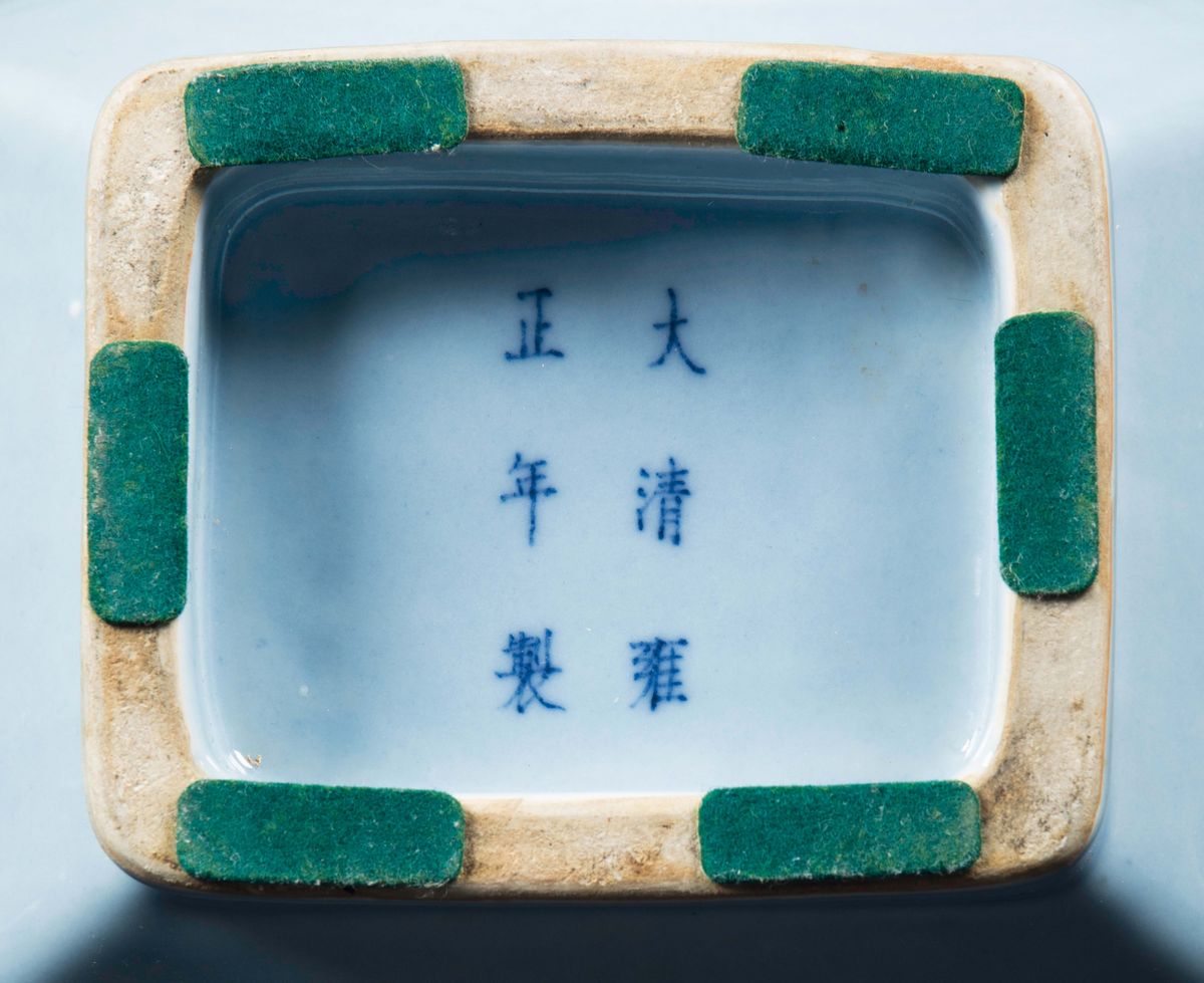 Raro Vaso in Porcellana Clair De Lune con Manici a Guisa di Animali Fantastici, Cina, Dinastia Qi...