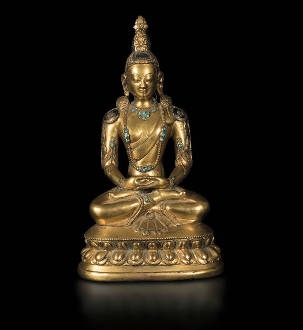 Figura di Amitayus seduto su doppio loto in bronzo dorato con innesti in turchese, Cina, Dinastia Qing,  [..]