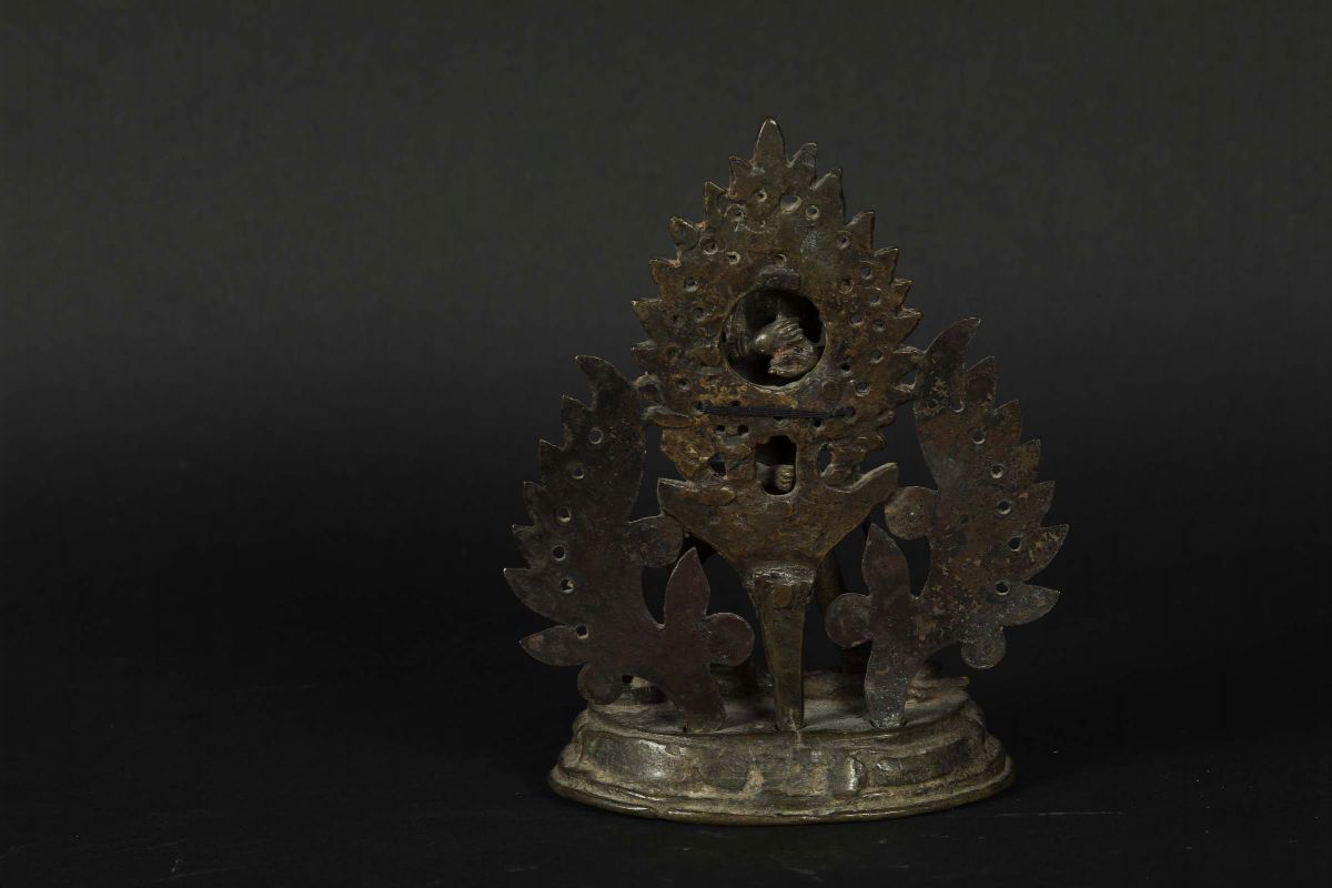 Scultura in Bronzo con Tracce di Policromia Raffigurante Divinitã Eretta con Aura Sopra Fiore di ...
