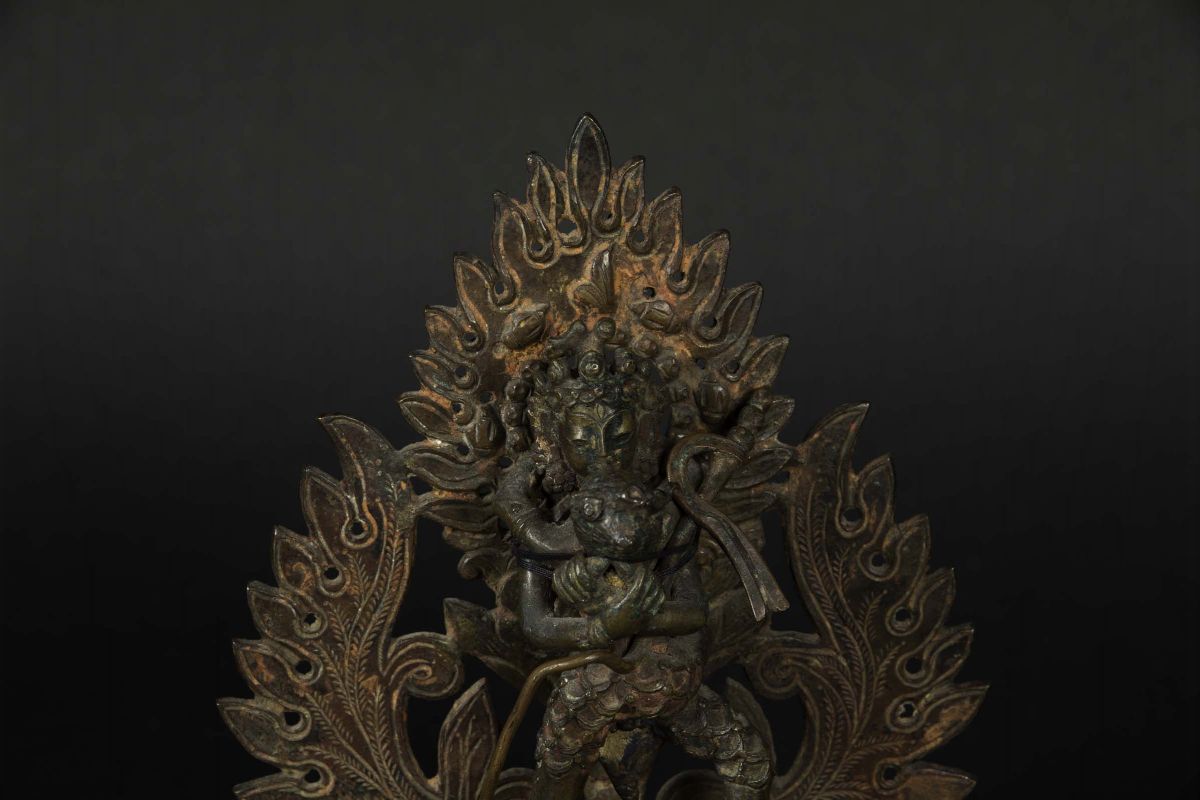 Scultura in Bronzo con Tracce di Policromia Raffigurante Divinitã Eretta con Aura Sopra Fiore di ...