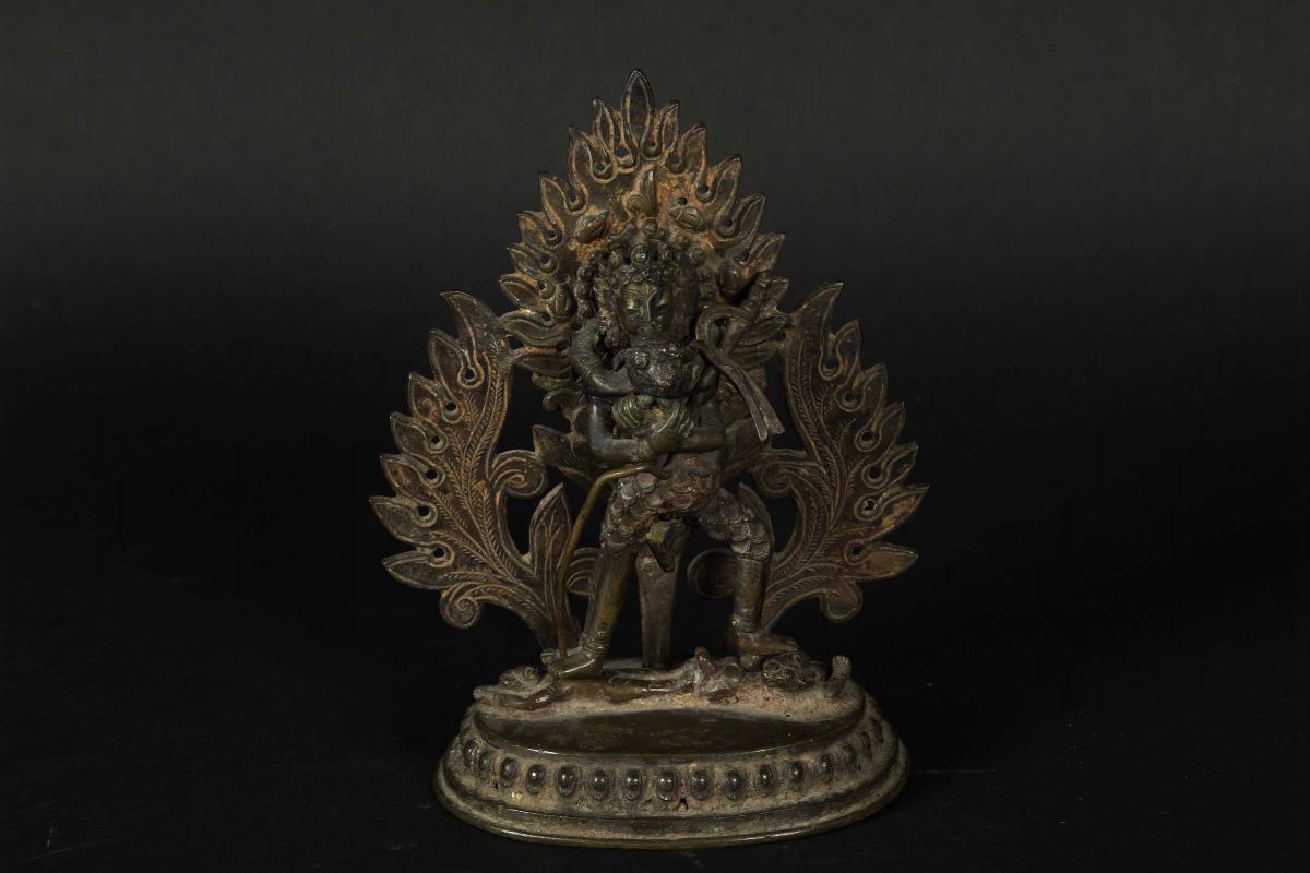 Scultura in Bronzo con Tracce di Policromia Raffigurante Divinitã Eretta con Aura Sopra Fiore di ...