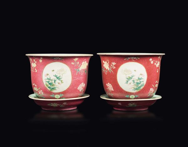 Coppia di giardiniere in porcellana Famiglia Rosa con decoro naturalistico entro riserve, Cina, Dinatia Qing, XIX secolo