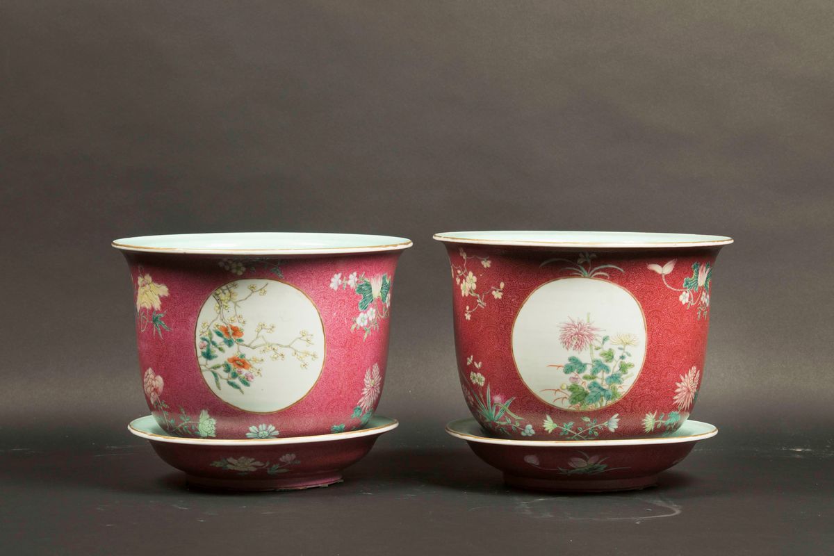 Coppia di Giardiniere in Porcellana Famiglia Rosa con Decoro Naturalistico Entro Riserve, Cina, D...