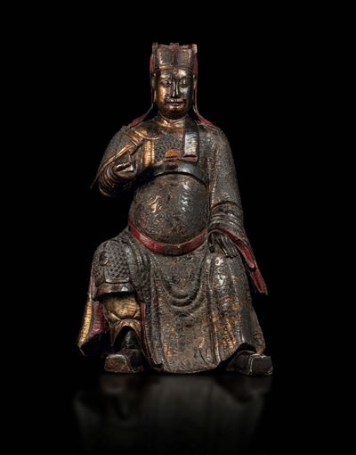 Importante Scultura di Dignitario Seduto in Legno Dorato e Laccato, Cina, Dinastia Ming, XVI Seco...