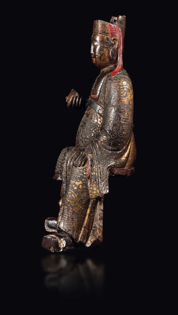 Importante Scultura di Dignitario Seduto in Legno Dorato e Laccato, Cina, Dinastia Ming, XVI Seco...