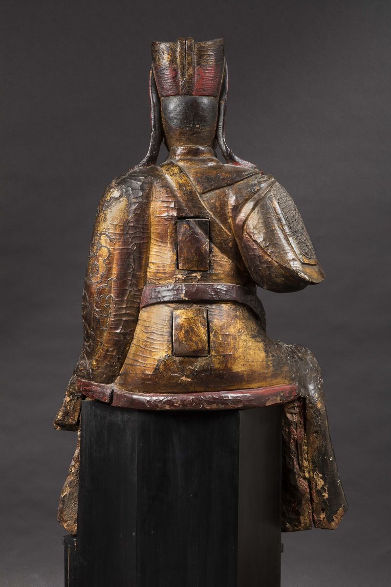 Importante Scultura di Dignitario Seduto in Legno Dorato e Laccato, Cina, Dinastia Ming, XVI Seco...