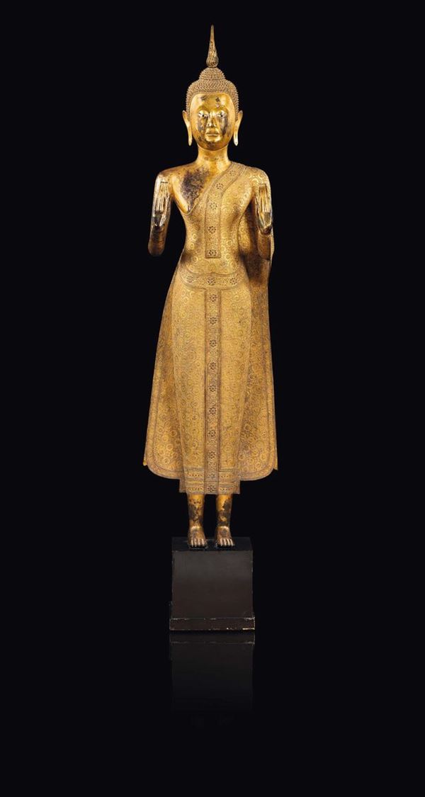 Grande figura di Buddha stante in bronzo dorato, Thailandia, XIX secolo