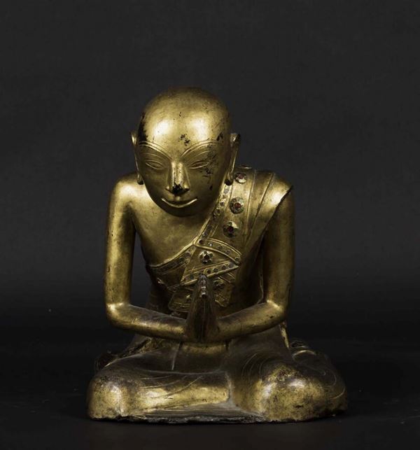Figura di monaco in preghiera in legno scolpito e dorato, Thailandia, XIX secolo