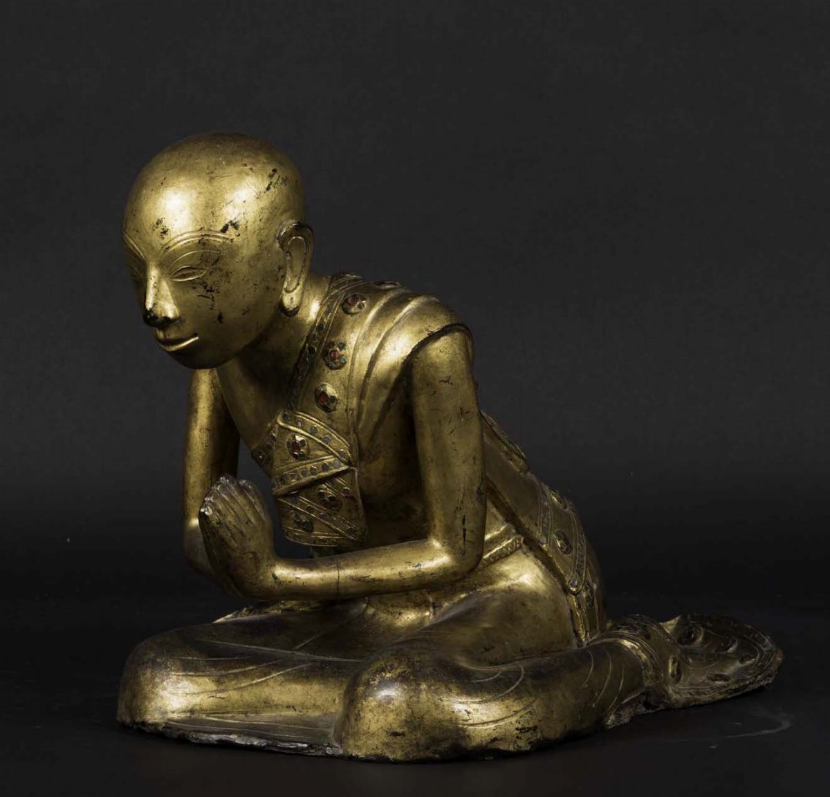 Figura di Monaco in Preghiera in Legno Scolpito e Dorato, Thailandia, XX Secolo