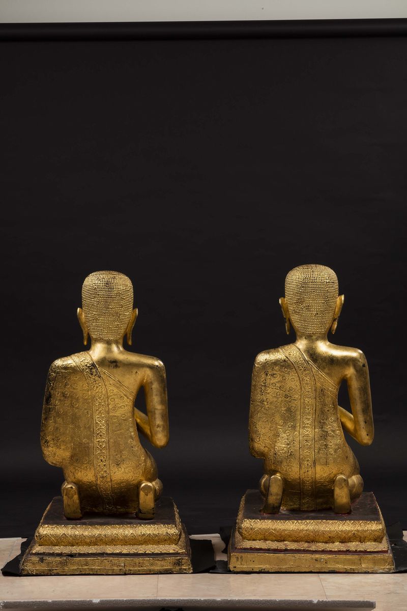 Coppia di Sculture in Bronzo Dorato Raffiguranti Monaci in Preghiera, Thailandia, XX Secolo