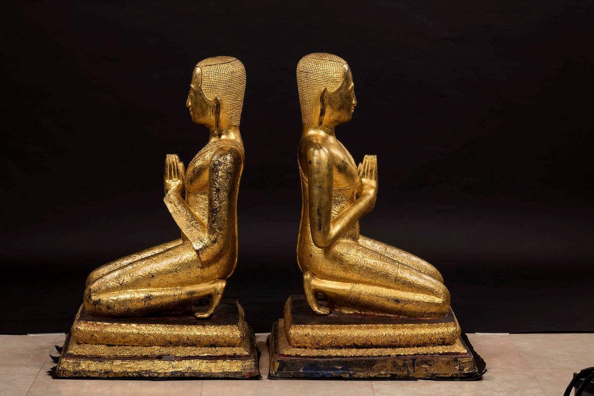 Coppia di Sculture in Bronzo Dorato Raffiguranti Monaci in Preghiera, Thailandia, XX Secolo