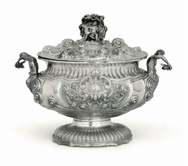 Grande zuppiera in argento fuso e cesellato, argenteria artistica Italiana del XX secolo