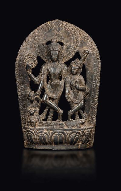 Importante Stele in Pietra Raffigurante Visnu con Garuda e Laksi Stante su Tartaruga, Nepal, XV S...