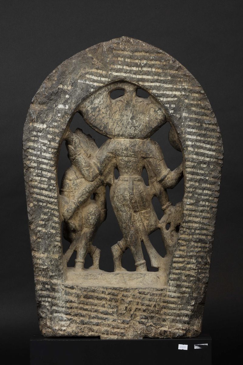 Importante Stele in Pietra Raffigurante Visnu con Garuda e Laksi Stante su Tartaruga, Nepal, XV S...