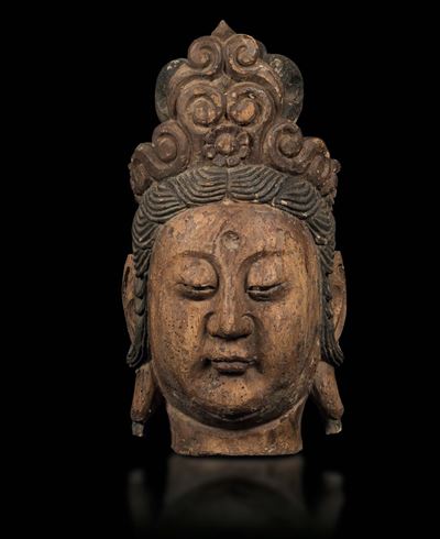 Testa di Buddha Incoronato Intagliata in Legno con Tracce di Policromia, Cina, Dinastia Ming, XVI...