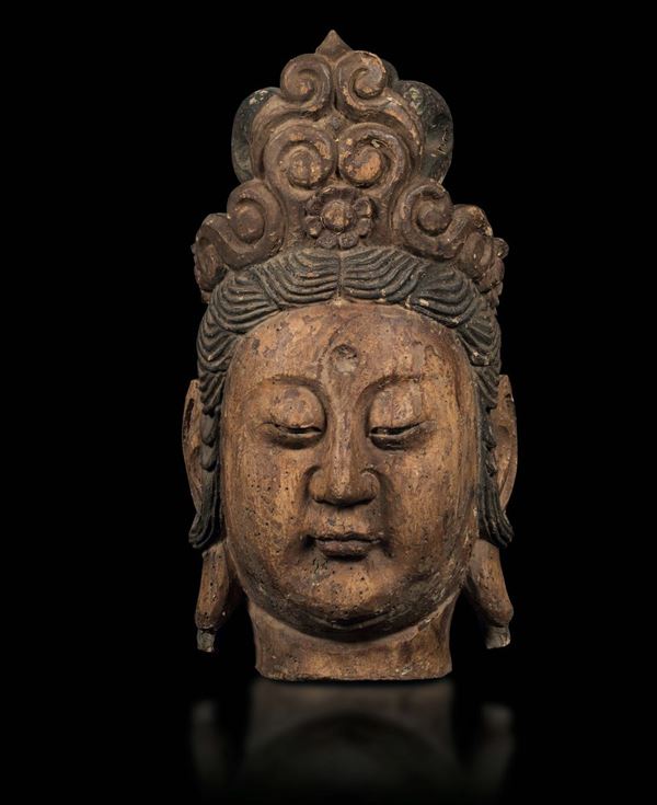 Testa di Buddha incoronato intagliata in legno con tracce di policromia, Cina, Dinastia Ming, XVII secolo