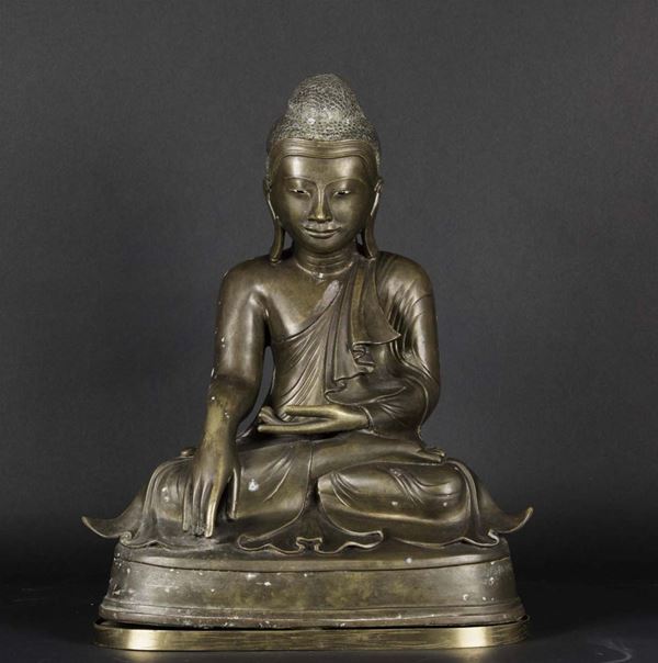Figura di Buddha seduto in bronzo con tracce di doratura, Birmania, XIX secolo